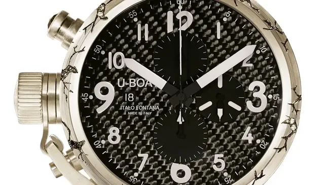 Markant: Auch das Lederband trägt feine Risse auf seiner Oberfläche.